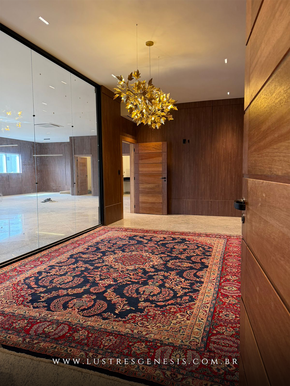 Lustre pendente folhado a ouro em formato de pétalas, instalado acima da mesa de jantar em ambiente moderno e sofisticado.